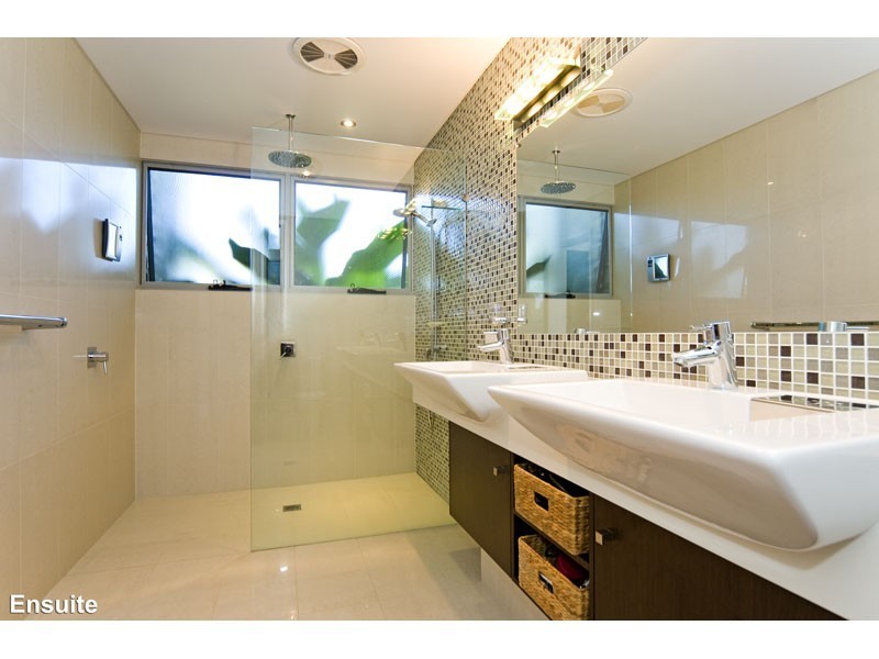 87 Main Road, Wellington Point QLD 4160