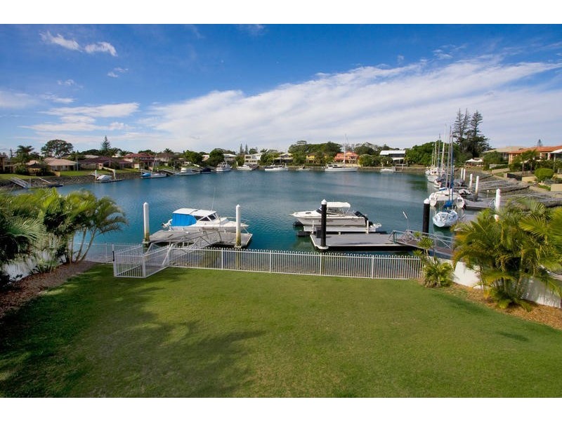 2 Beaufort Court, Raby Bay QLD 4163