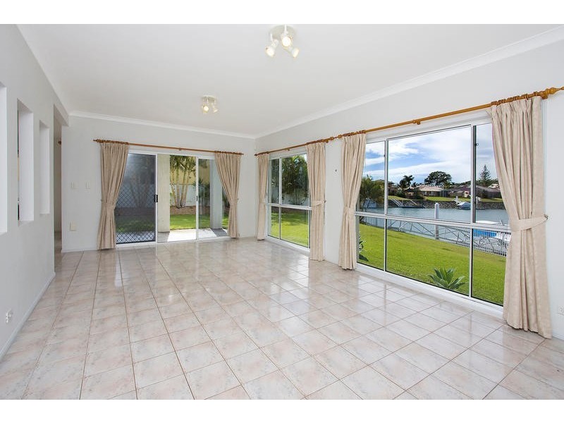 2 Beaufort Court, Raby Bay QLD 4163