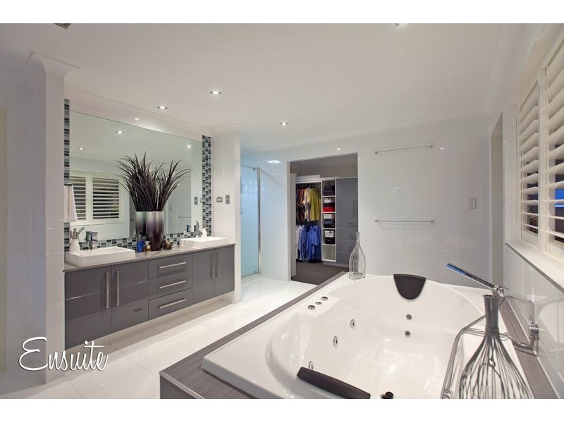 8 Brush Box Place, Wakerley QLD 4154