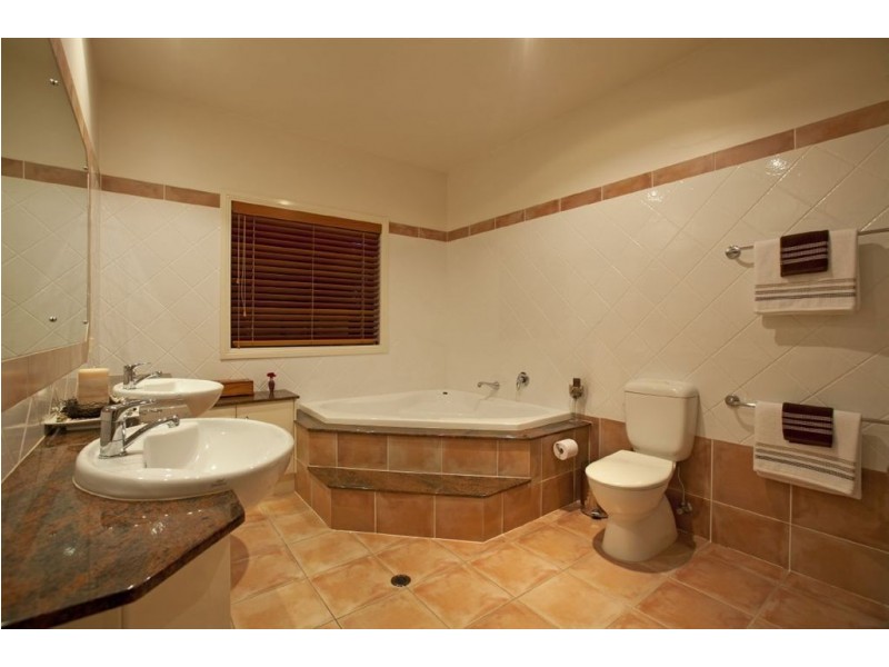 60 Beachcrest Rd, Wellington Point QLD 4160