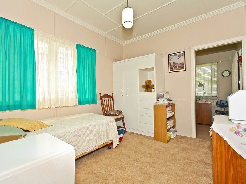 27 Whites Road, Manly West QLD 4179