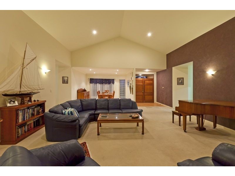 6 Commodore Drive, Birkdale QLD 4159
