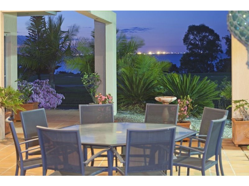 6 Commodore Drive, Birkdale QLD 4159