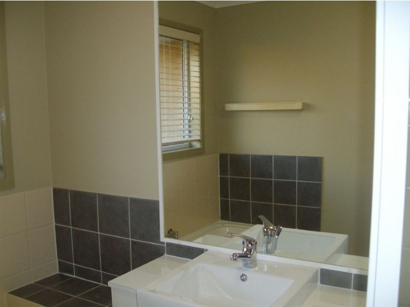 2/12 Mooney Close, Goodna QLD 4300