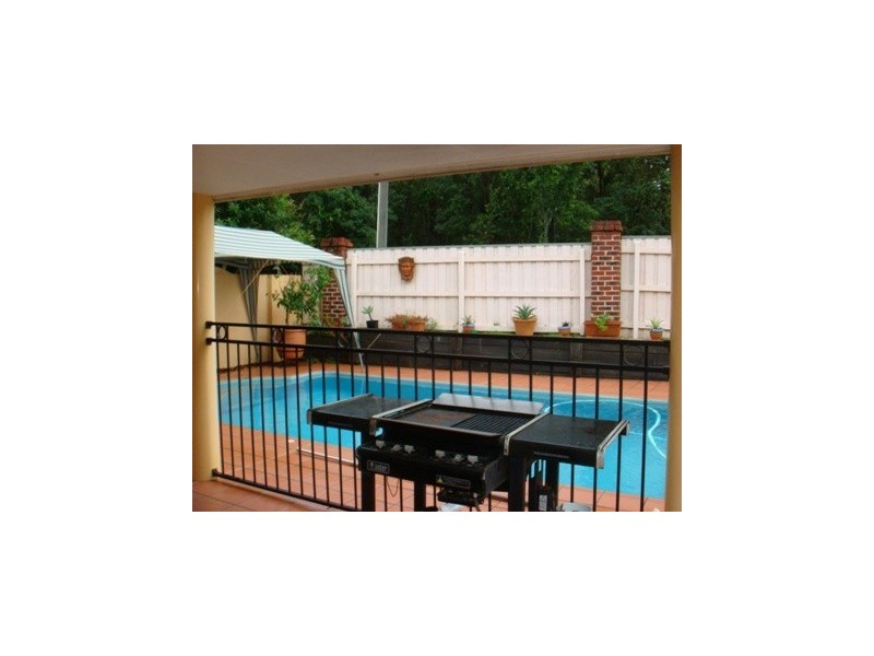 6 Estate Place, Holland Park West QLD 4121