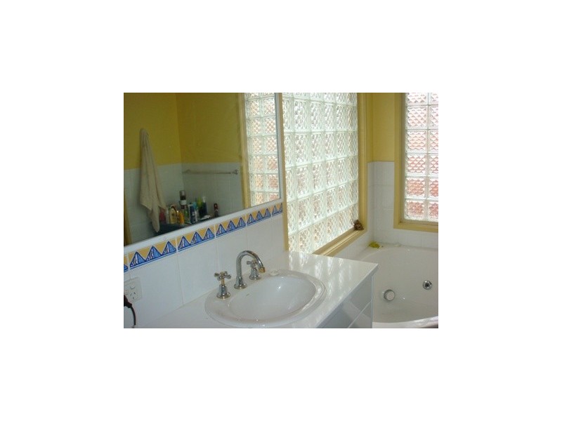 6 Estate Place, Holland Park West QLD 4121