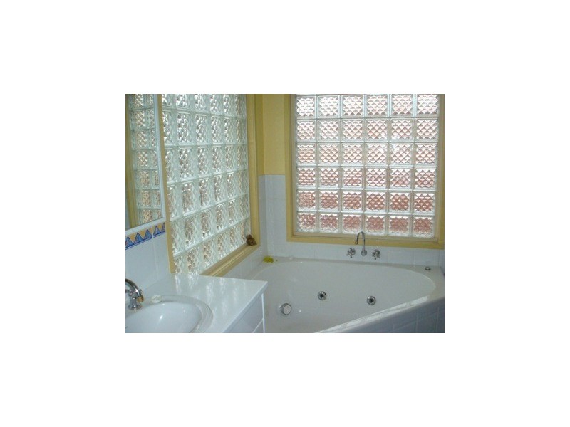 6 Estate Place, Holland Park West QLD 4121