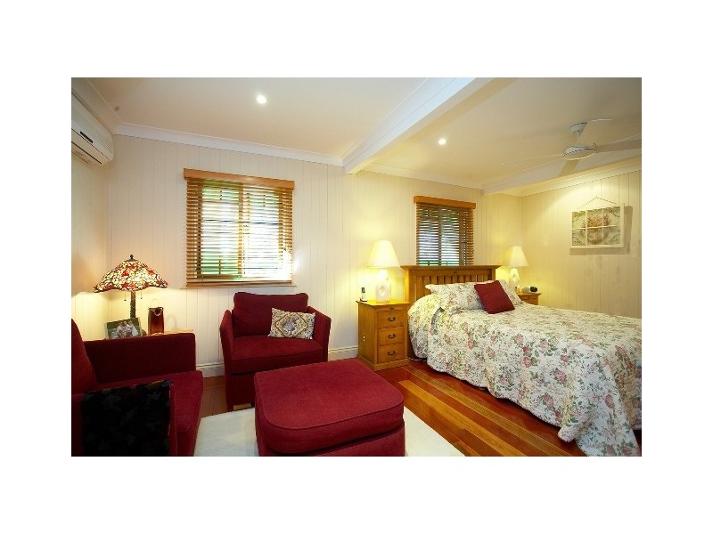 11 Parooba Avenue, Camp Hill QLD 4152