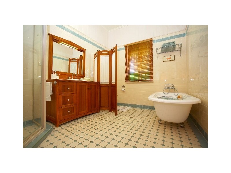 11 Parooba Avenue, Camp Hill QLD 4152