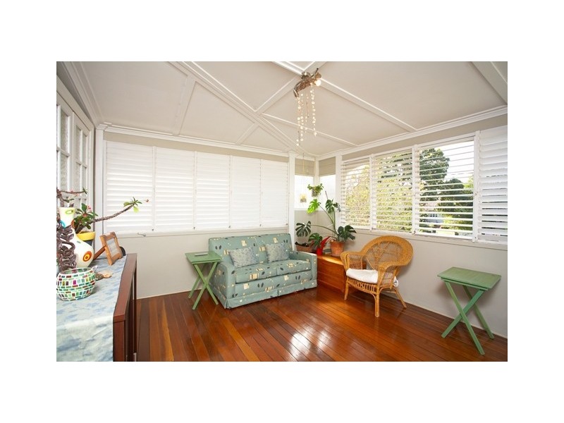 15 Camboor Street, Camp Hill QLD 4152