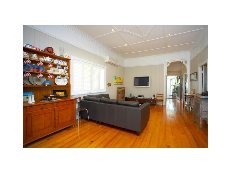 15 Camboor Street, Camp Hill QLD 4152