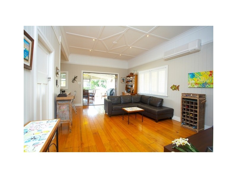 15 Camboor Street, Camp Hill QLD 4152