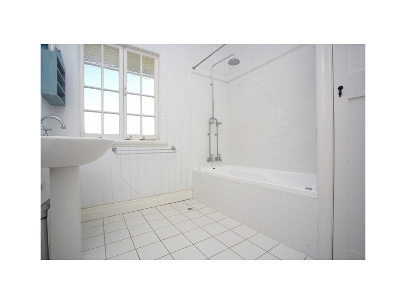 15 Camboor Street, Camp Hill QLD 4152