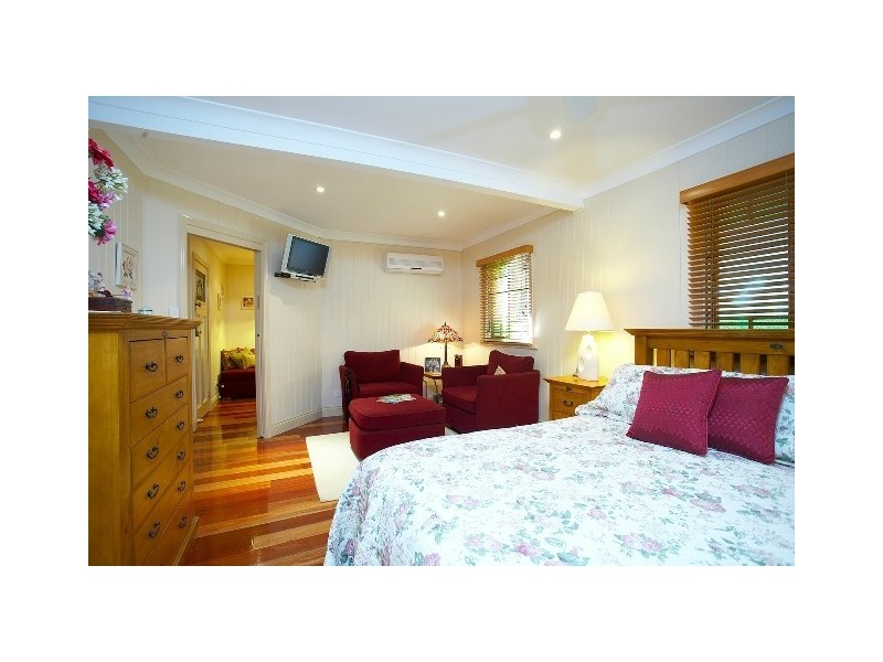 11 Parooba Avenue, Camp Hill QLD 4152