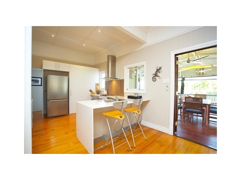 15 Camboor Street, Camp Hill QLD 4152