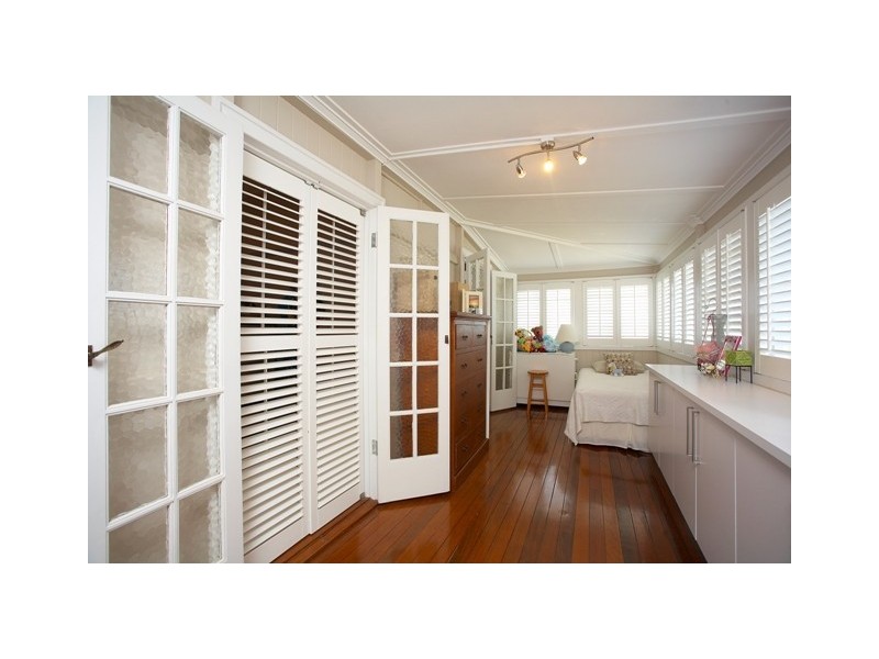 15 Camboor Street, Camp Hill QLD 4152