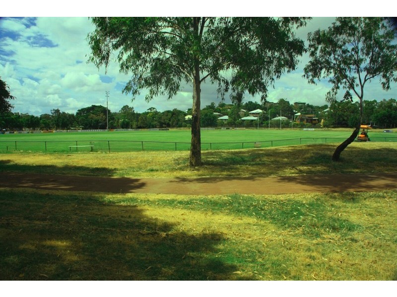 1 Oak Street, Hawthorne QLD 4171