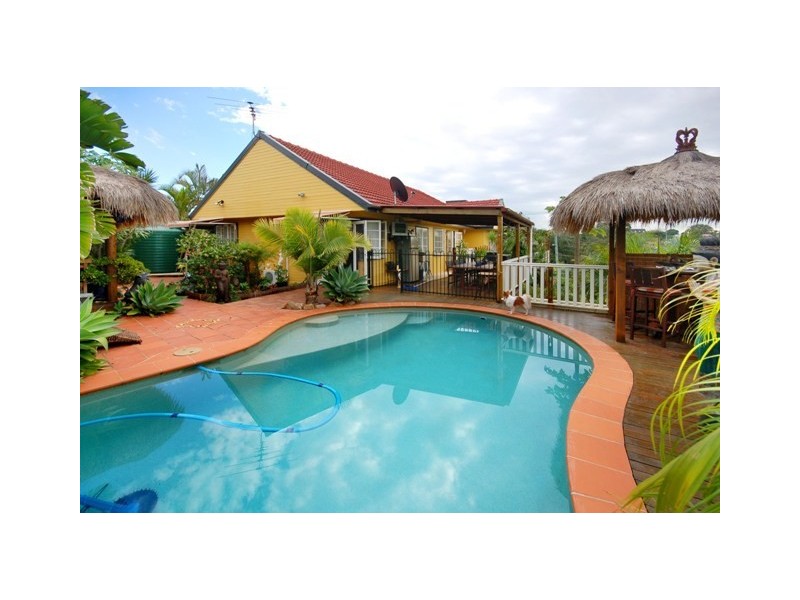 1 Galsworthy Street, Holland Park West QLD 4121