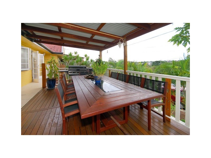 1 Galsworthy Street, Holland Park West QLD 4121