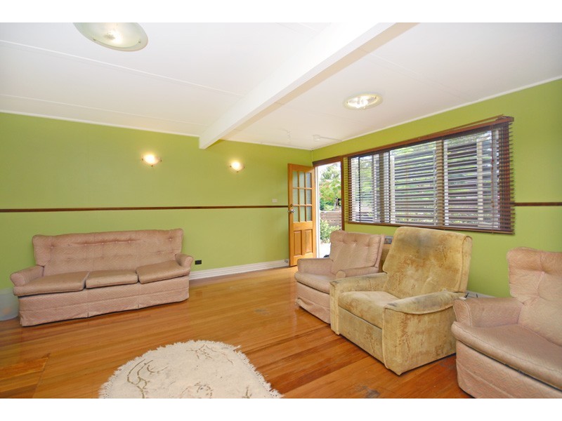 18 Dobbs Street, Holland Park West QLD 4121