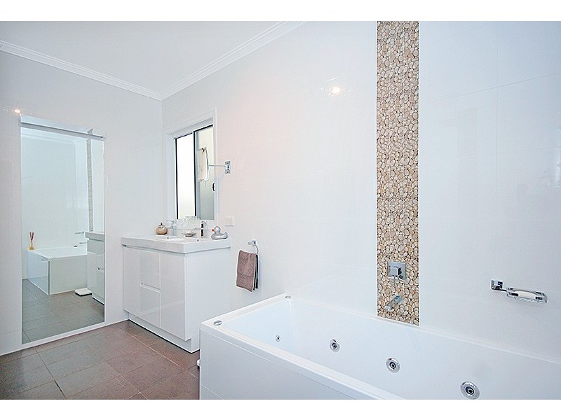16 Aemilia Avenue, Seven Hills QLD 4170