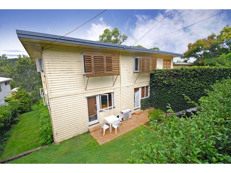 18 Dobbs Street, Holland Park West QLD 4121