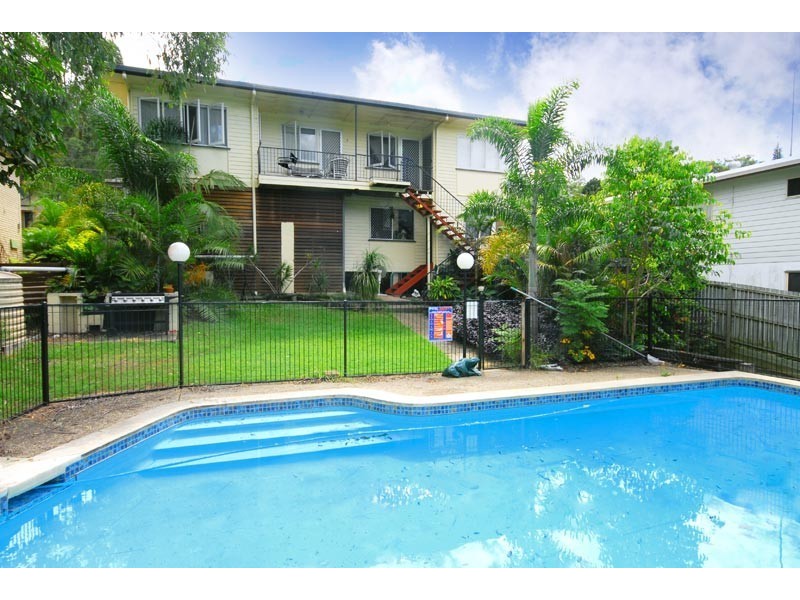 18 Dobbs Street, Holland Park West QLD 4121