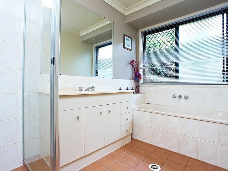 12 Narrabeen Crescent, Carindale QLD 4152