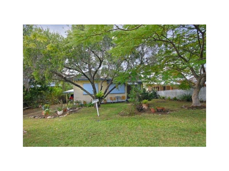 16 Hall Avenue, Norman Park QLD 4170
