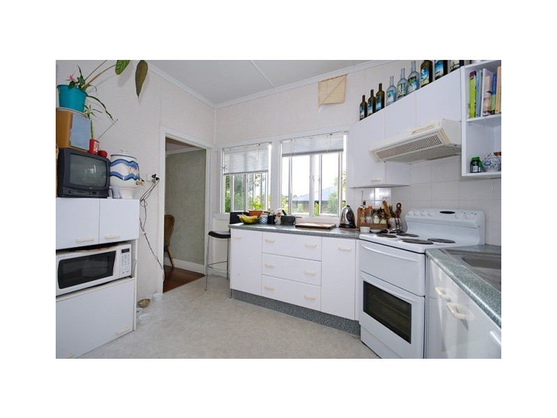 16 Hall Avenue, Norman Park QLD 4170