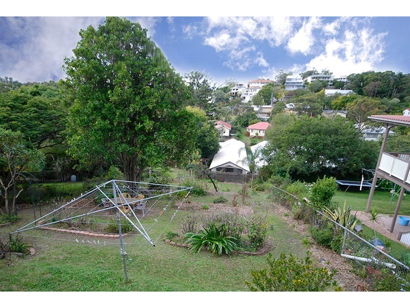 16 Hall Avenue, Norman Park QLD 4170