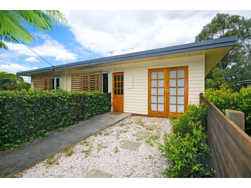 18 Dobbs Street, Holland Park West QLD 4121