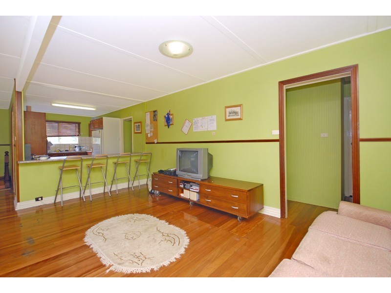 18 Dobbs Street, Holland Park West QLD 4121