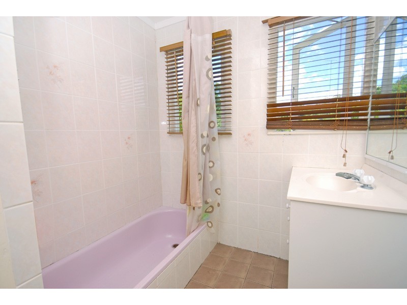 18 Dobbs Street, Holland Park West QLD 4121