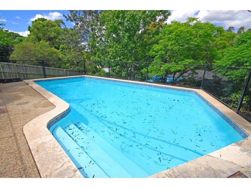 18 Dobbs Street, Holland Park West QLD 4121