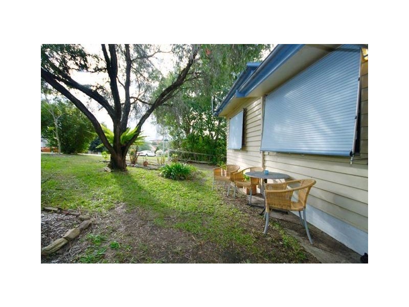 16 Hall Avenue, Norman Park QLD 4170