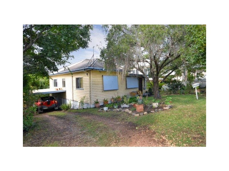 16 Hall Avenue, Norman Park QLD 4170