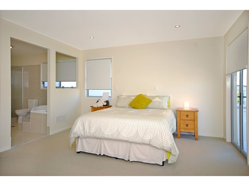 30 Melbourne Avenue, Camp Hill QLD 4152