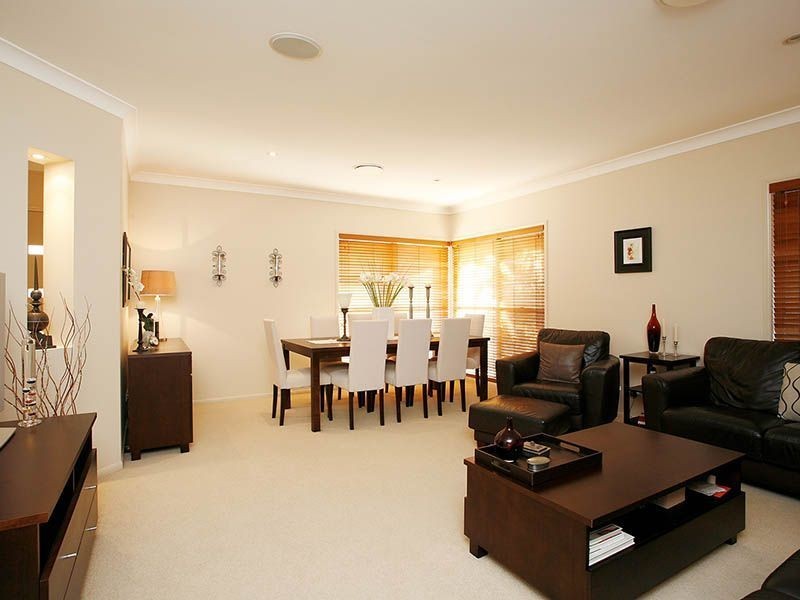 16 Sumner Place, Carindale QLD 4152