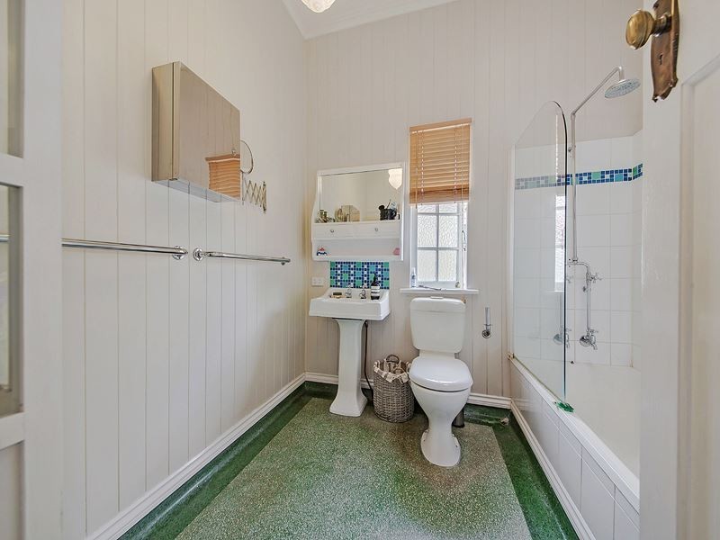 90 Bennetts Road, Camp Hill QLD 4152