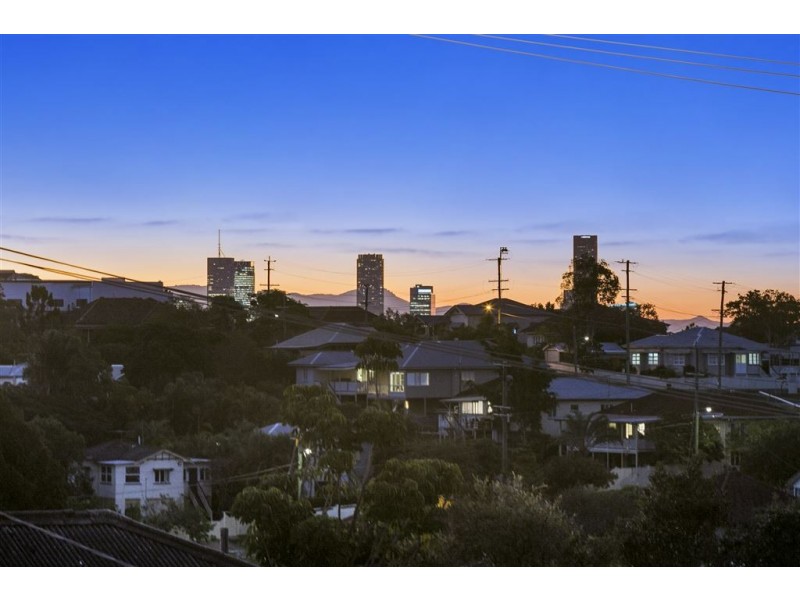 64 Brooks Street, Camp Hill QLD 4152