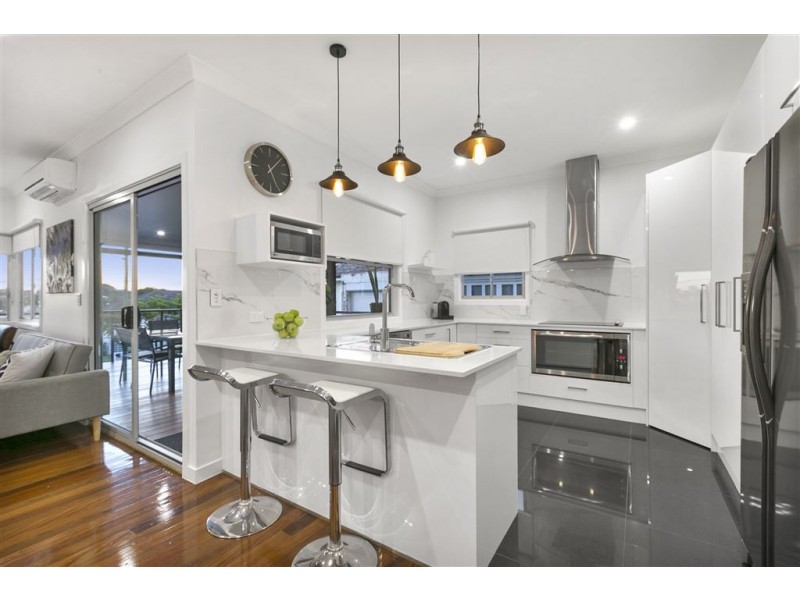 64 Brooks Street, Camp Hill QLD 4152