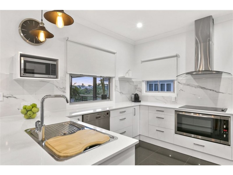 64 Brooks Street, Camp Hill QLD 4152