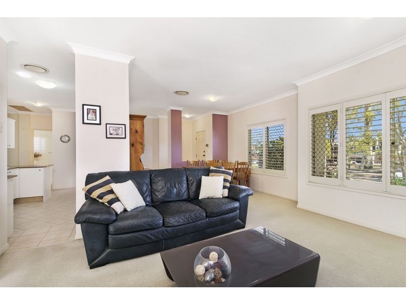 15 Flame Tree Crescent, Carindale QLD 4152