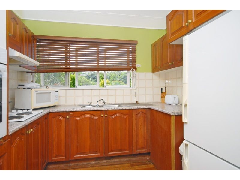 18 Dobbs Street, Holland Park West QLD 4121