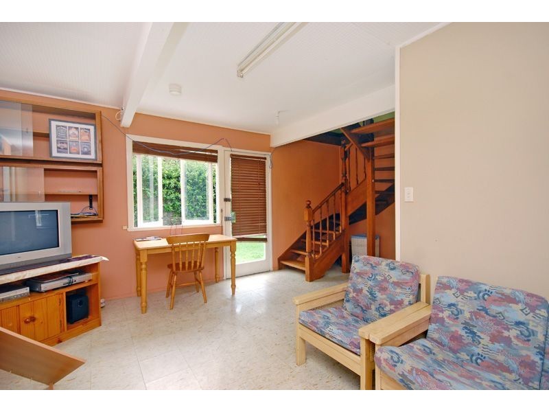 18 Dobbs Street, Holland Park West QLD 4121