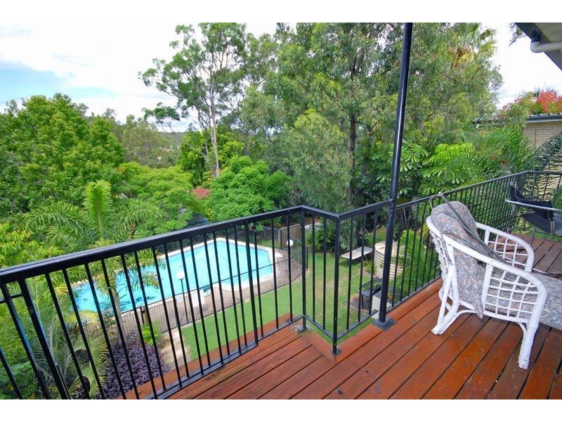 18 Dobbs Street, Holland Park West QLD 4121