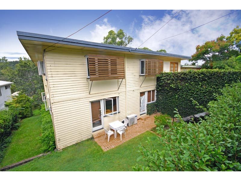 18 Dobbs Street, Holland Park West QLD 4121