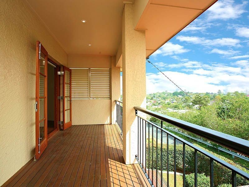 33 Oxley Drive, Holland Park QLD 4121